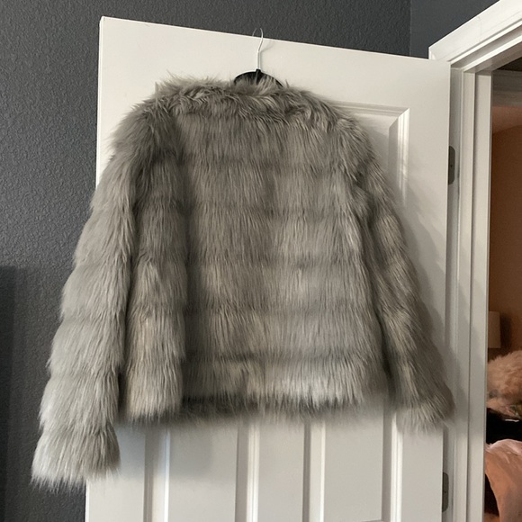 Women’s gray faux fur jacket Size L - Picture 3 of 3
